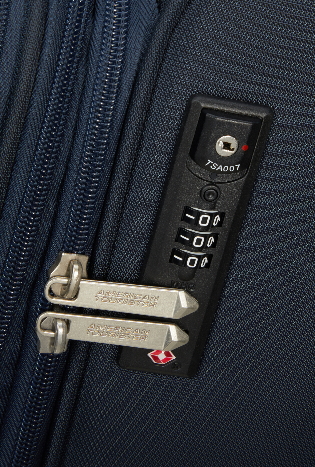 Detalle de la cerradura en maleta American Tourister SummerRide cabina color Navy