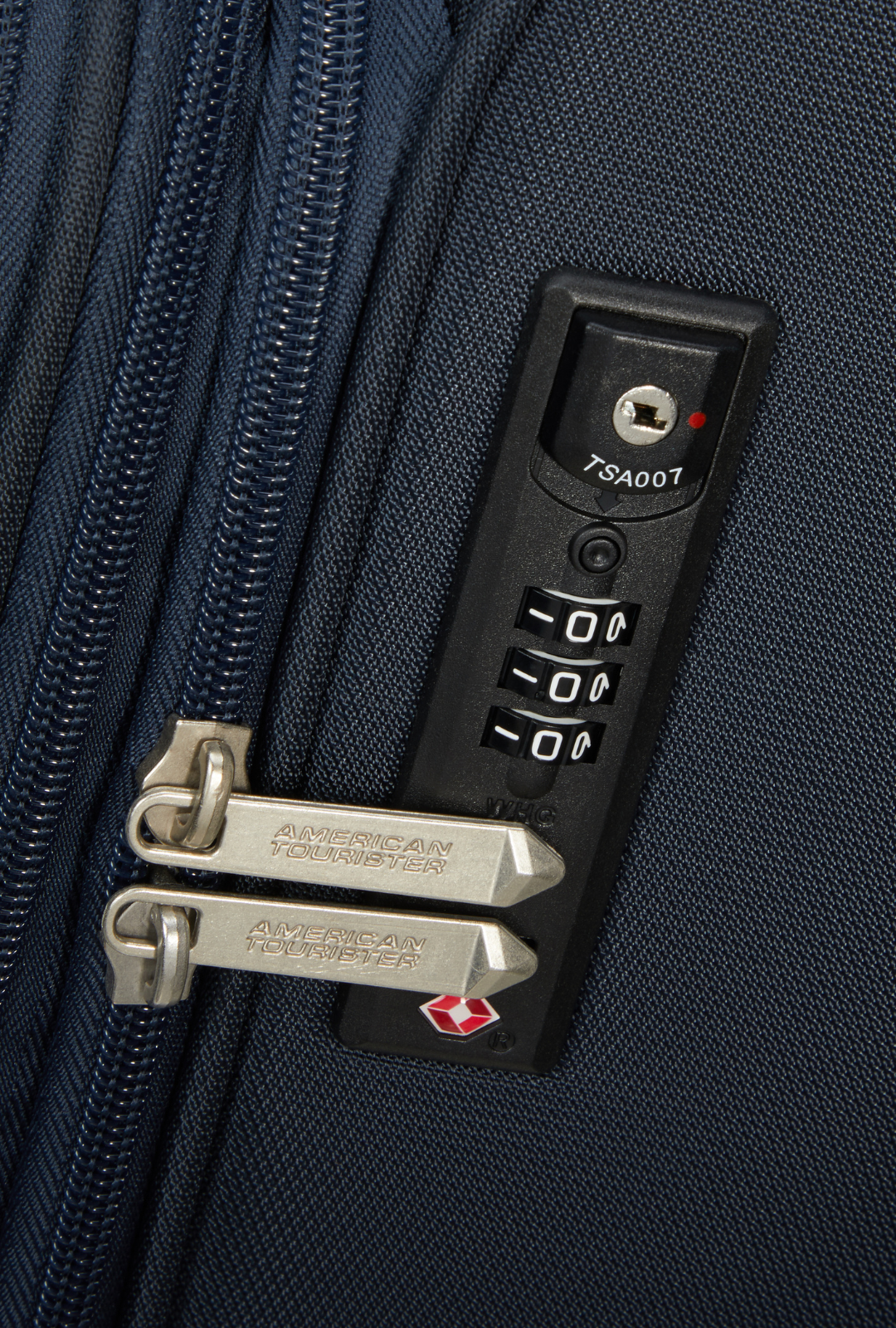 Detalle de la cerradura en maleta American Tourister SummerRide cabina color Navy