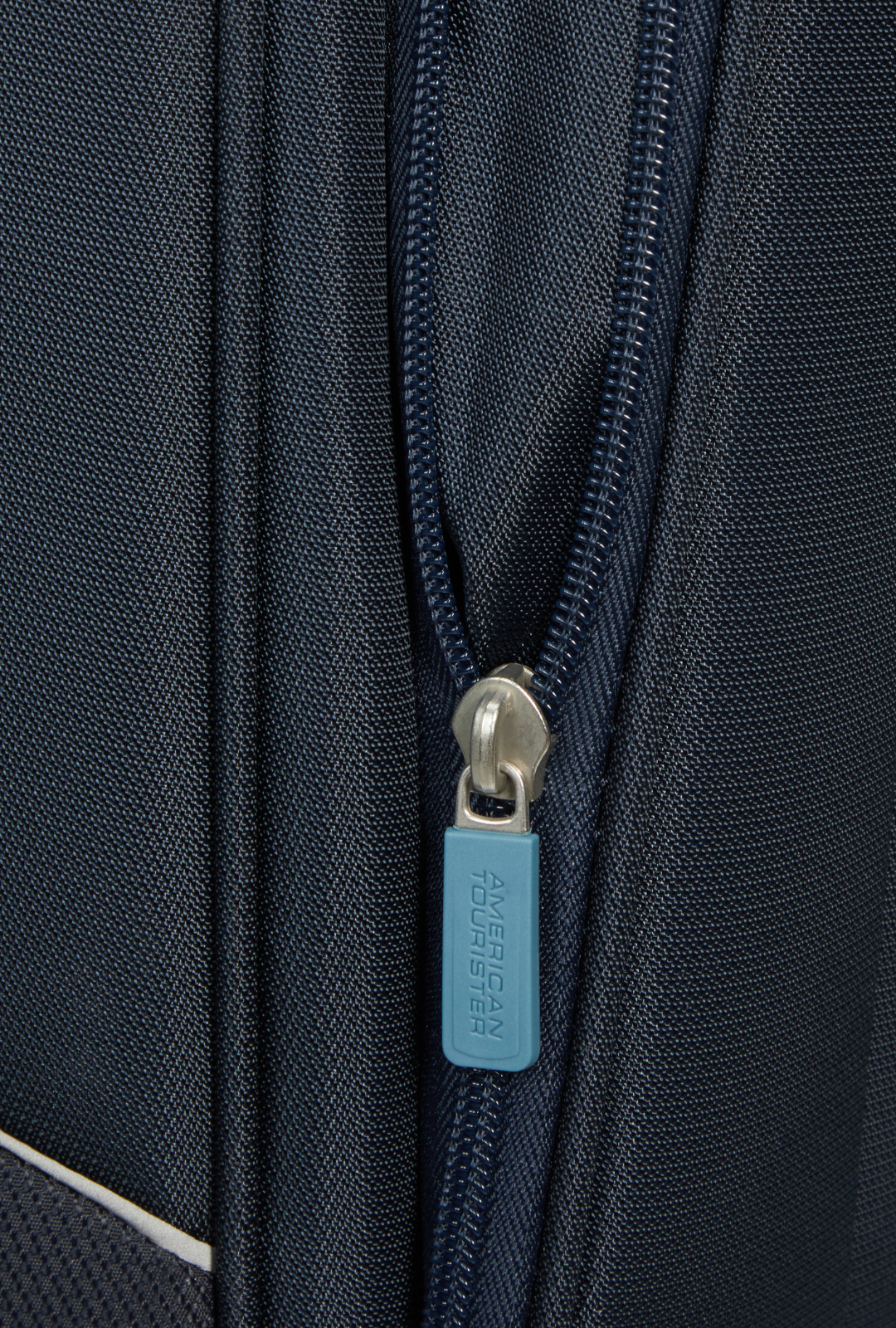 Detalle de cremallera en maleta American Tourister SummerRide cabina color Navy