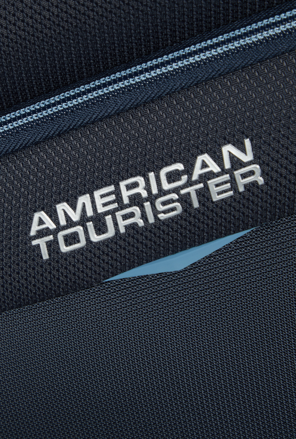 Detalle del logo American Tourister en maleta SummerRide cabina color Navy
