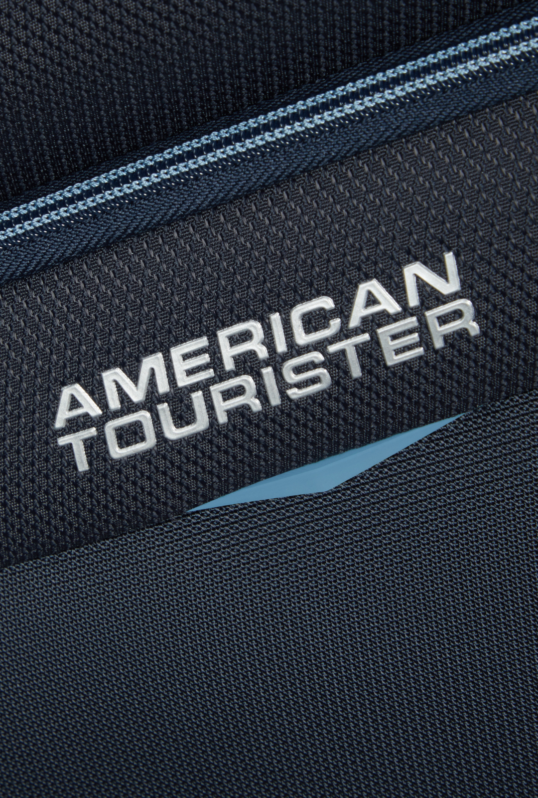 Detalle del logo American Tourister en maleta SummerRide cabina color Navy