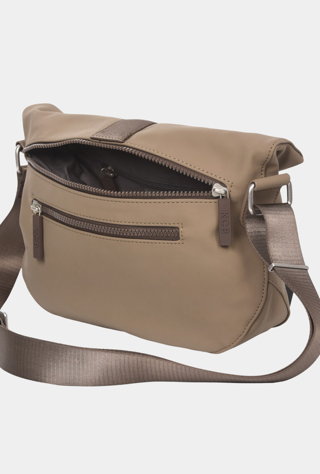 Parte trasera de la bandolera antirrobo pequeña KCB Chain color taupe con compartimento principal de seguridad abierto