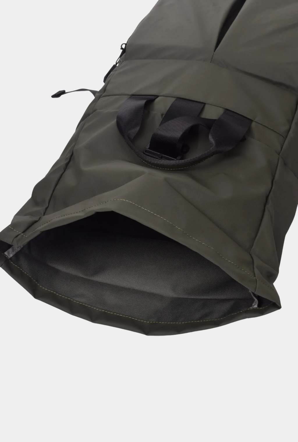 Detalle de la apertura superior plegable de la KCB Mochila Antirrobo Grande Skid.