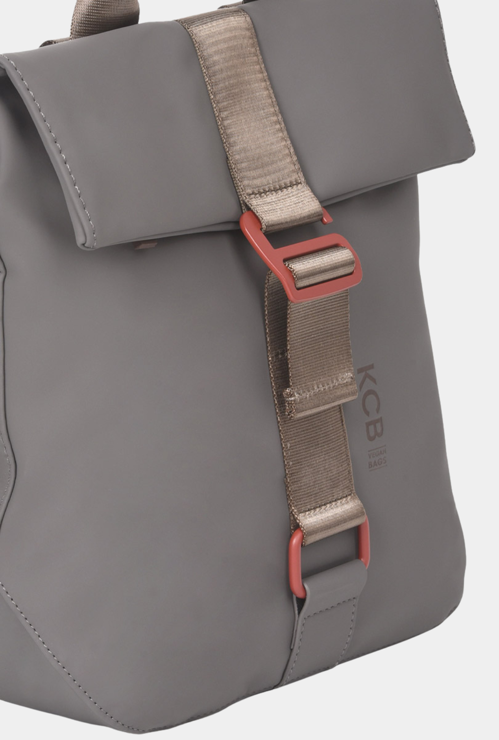 Mochila antirrobo pequeña KCB Chain color gris vista frontal en ángulo con solapa y cierre