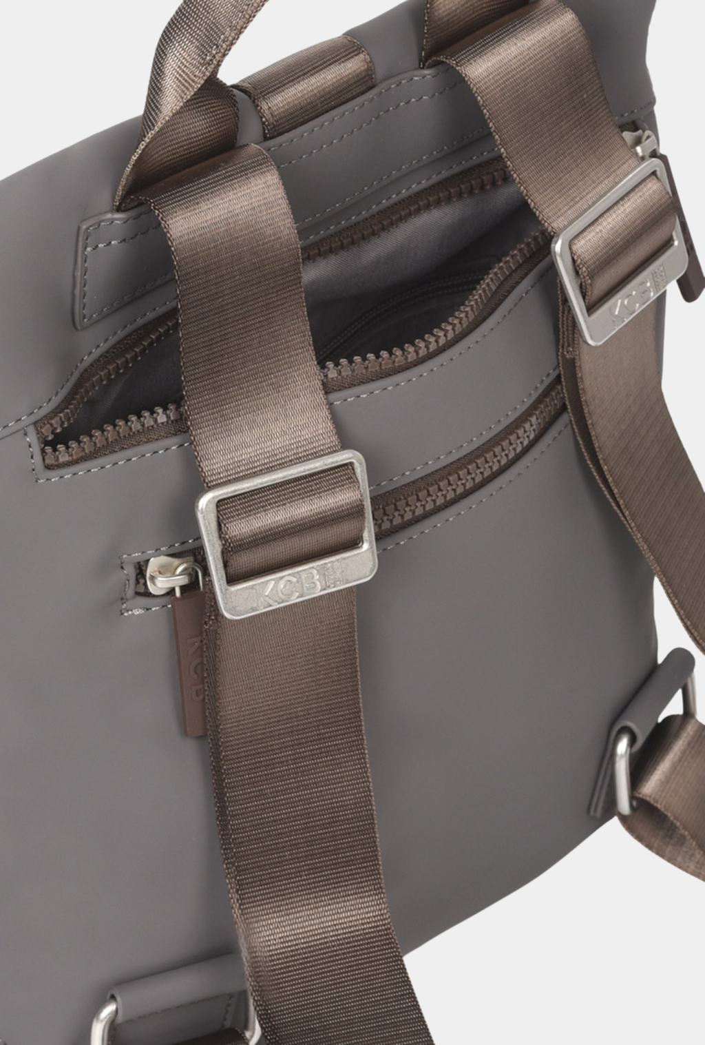 Parte trasera de la mochila antirrobo pequeña KCB Chain color gris con compartimento principal abierto