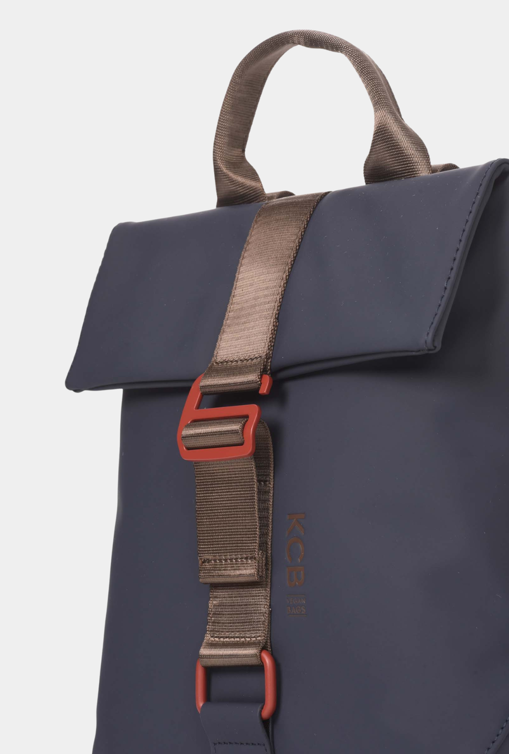 Mochila antirrobo pequeña KCB Chain color navy vista frontal en ángulo con solapa y cierre