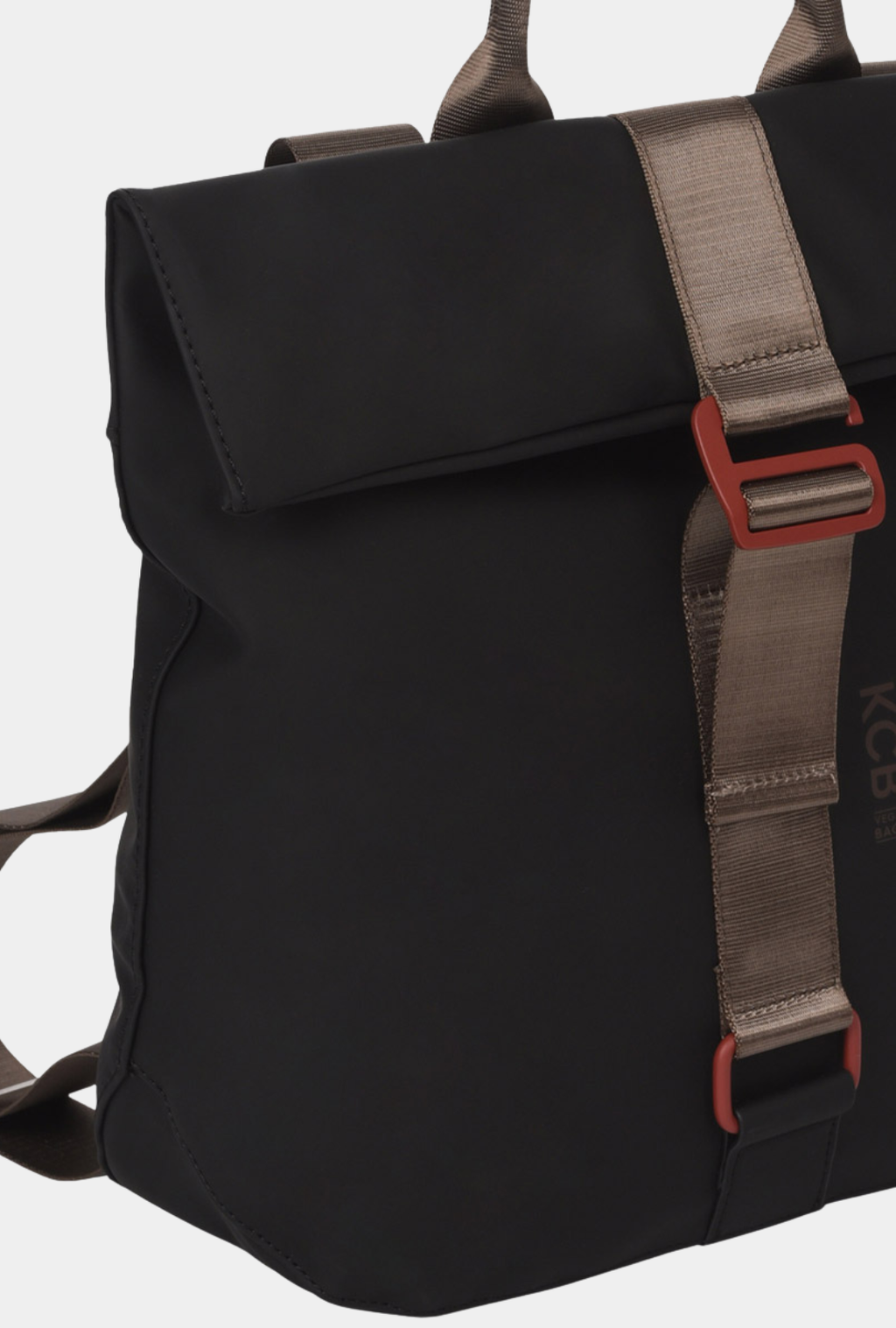 Detalle frontal de la solapa y cierre de la mochila antirrobo pequeña KCB Chain color negro