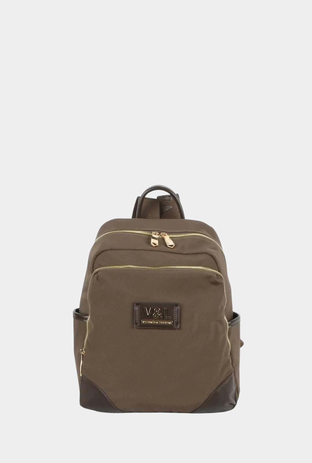 Vista frontal de la Victorio & Lucchino Mochila Roble Militare con bolsillo frontal y detalles efecto piel.